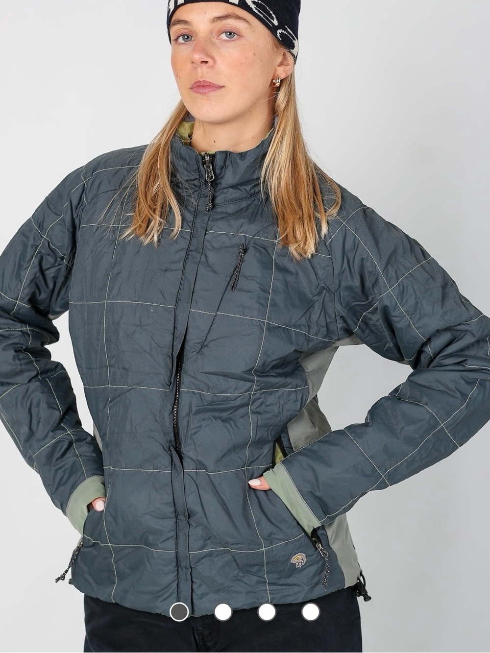 Women’s Mountain Hardware size 8 Quilted Reversible Navy Blue Insulated Jacket